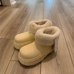 Cozy Cream woman Shoes